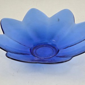 Centros de Mesa y Fuentes Decorativas de Vidrio Azul, Rojo y Violeta con Detalles Dorados - imagen 3