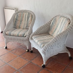 Par de Sillones de Mimbre Blancos con Ruedas y Almohadones Rayados - imagen 3