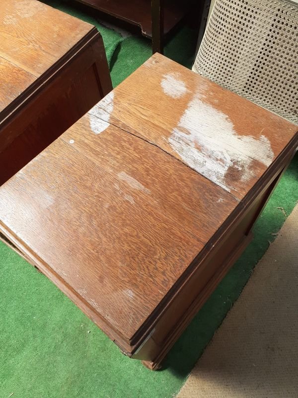 Mesas de luz en roble con tres cajones de estilo clásico