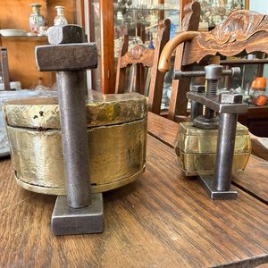 Dos Prensas Odontológicas Antiguas con Muflas de Bronce - imagen 6
