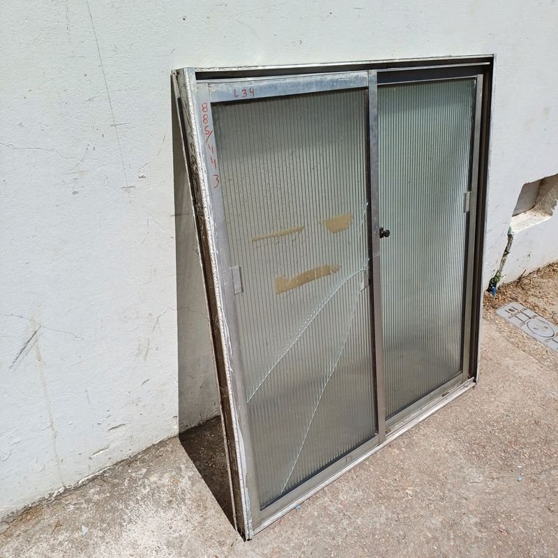 Ventana de aluminio con dos hojas corredizas en mal estado - imagen 3