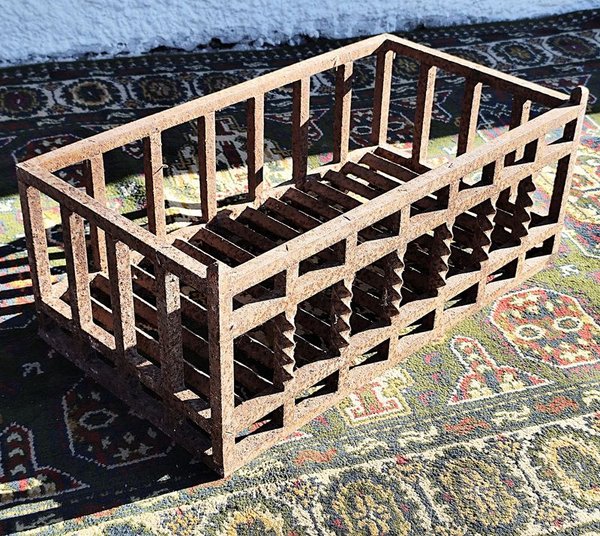 Antiguo Leñero de Hierro Forjado Rectangular con Barrotes Torneados