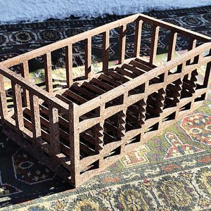 Lote anterior: Antiguo Leñero de Hierro Forjado Rectangular con Barrotes Torneados