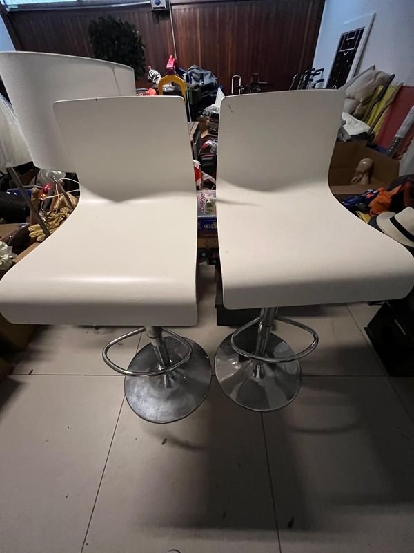 Juego de 2 Banquetas Altas Giratorias Blancas con Base Cromada y Asiento de Madera