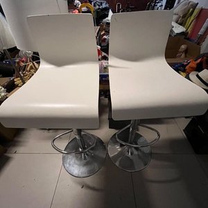 Juego de 2 Banquetas Altas Giratorias Blancas con Base Cromada y Asiento de Madera - imagen 1