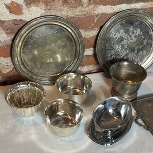 Lote de Platería Antigua: Bandejas, Cuencos y Jarra - imagen 2