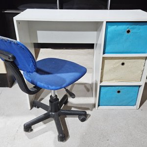 Lote anterior: Escritorio y silla con ruedas