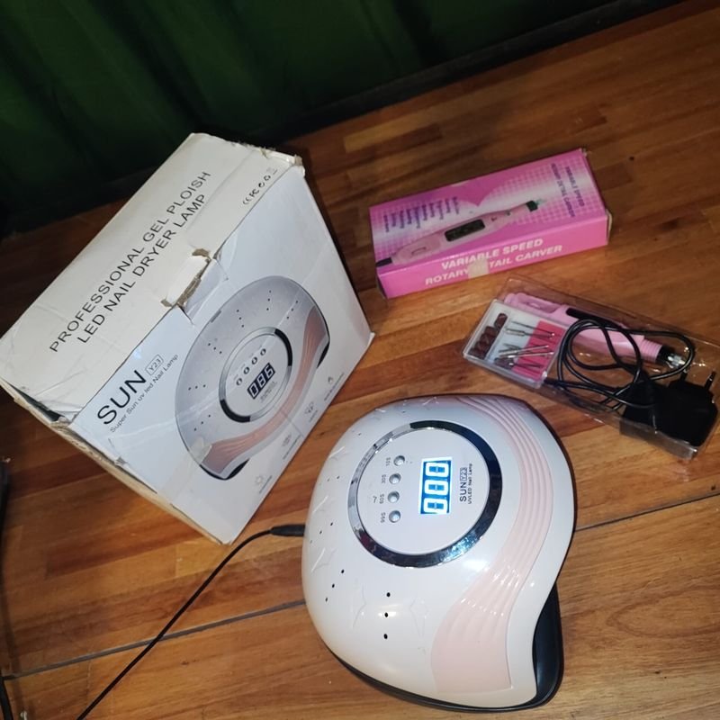 Lote siguiente: Lampara de uñas y torno: Equipamiento para cuidado personal