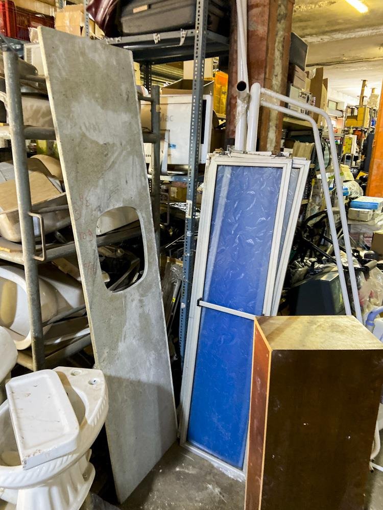 Una mampara de baño desarmada aluminio y acrilico azul y marmol de cocina sin pileta usada con detalle