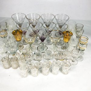 Lote Variado de Cristalería: Copas y Vasos de Distintos Diseños y Tamaños - imagen 1
