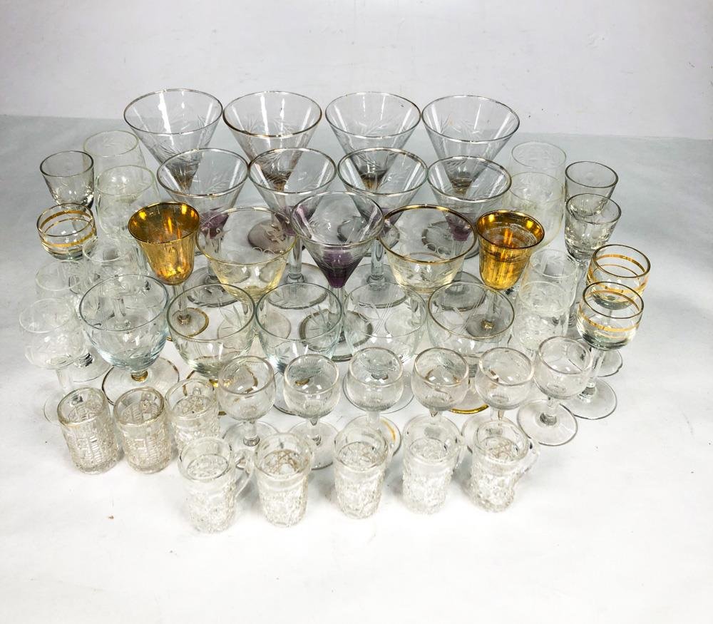 Lote Variado de Cristalería: Copas y Vasos de Distintos Diseños y Tamaños