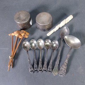 Lote anterior: Lote de 15 piezas: Pinchos de madera, boquilla de marfil y cucharas de metal