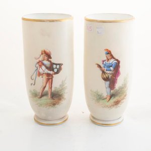 Lote siguiente: Par de Floreros de Opalina Beige con Decoración de Personajes y Motivos Florales - 26cm