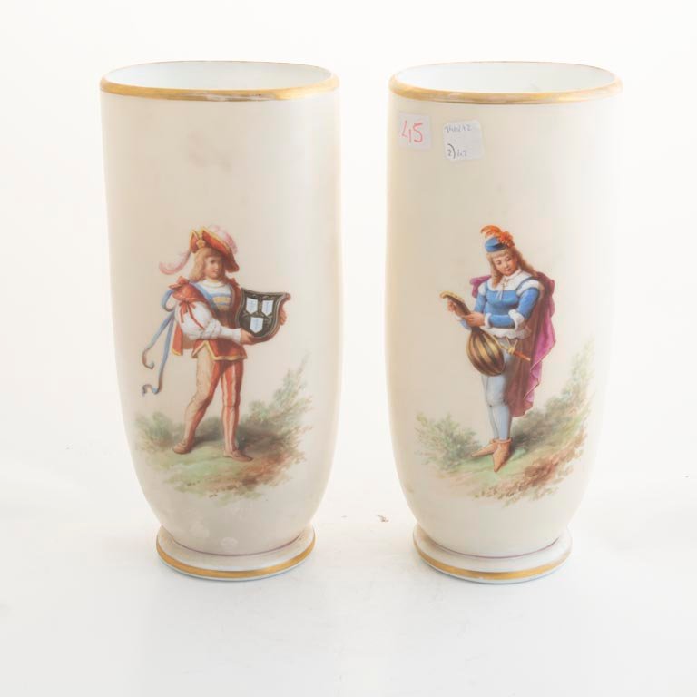 Par de Floreros de Opalina Beige con Decoración de Personajes y Motivos Florales - 26cm