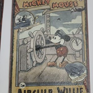 Lote de 8 Chapas Vintage Temáticas: Mickey Mouse, Uruguay, Velez Sarsfield y Más - imagen 8