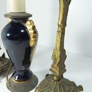 Antiguos Candelabros de Bronce y Lámpara de Porcelana con Escena - imagen 3