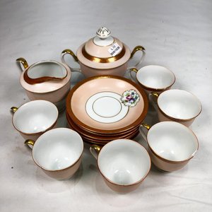 Lote siguiente: Jarra, Pocillos y Platitos de Porcelana Blanca con Guardas Florales Bordo y Rosado