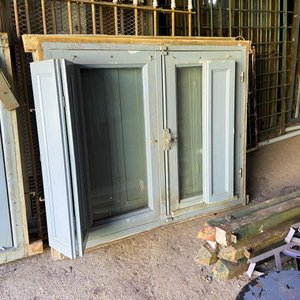 Dos Ventanas Antiguas de Madera y Vidrio con Postigo Gris - imagen 1