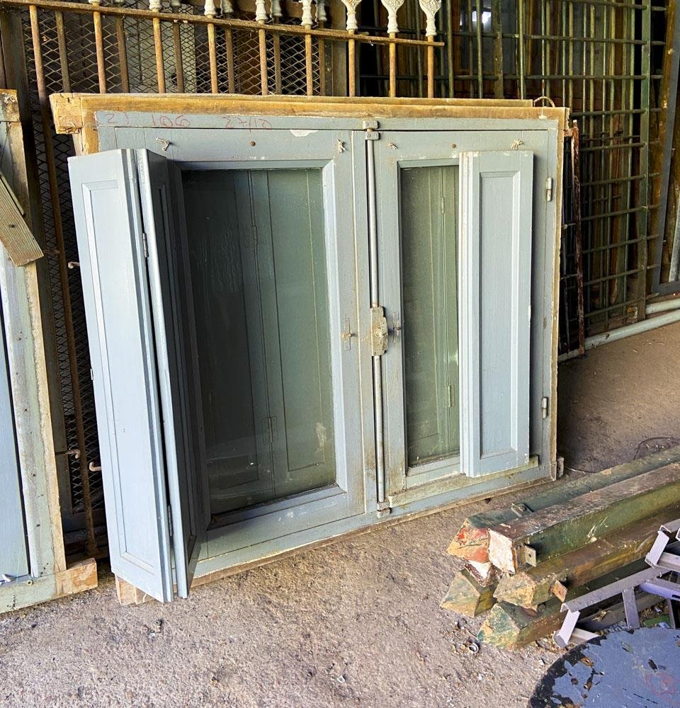 Dos Ventanas Antiguas de Madera y Vidrio con Postigo Gris