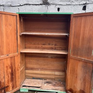 Ropero Antiguo de Madera con Dos Puertas y Detalles Tallados - imagen 3