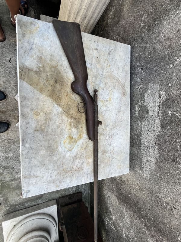 Fusil de cerrojo antiguo en mal estado - imagen 4
