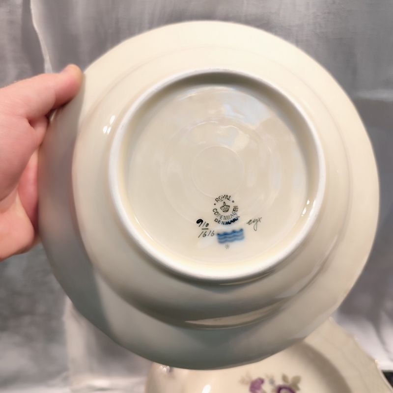 Platos de porcelana Royal Copenhagen de 22 cm, diseños florales y excelentes condiciones - imagen 3