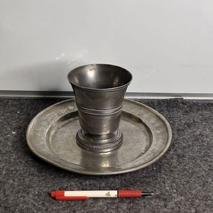 Juego de Plato y Vaso Tipo Copa de Peltre Sellado - imagen 1