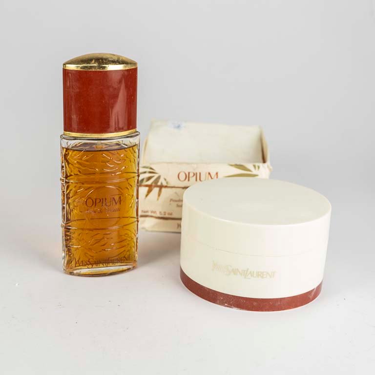 Eau de toilette Opium de Yves Saint Laurent con faltante y talco