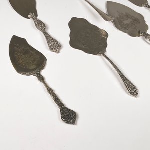 Seis Palas de Tortas Antiguas de Metal con Grabados - imagen 3