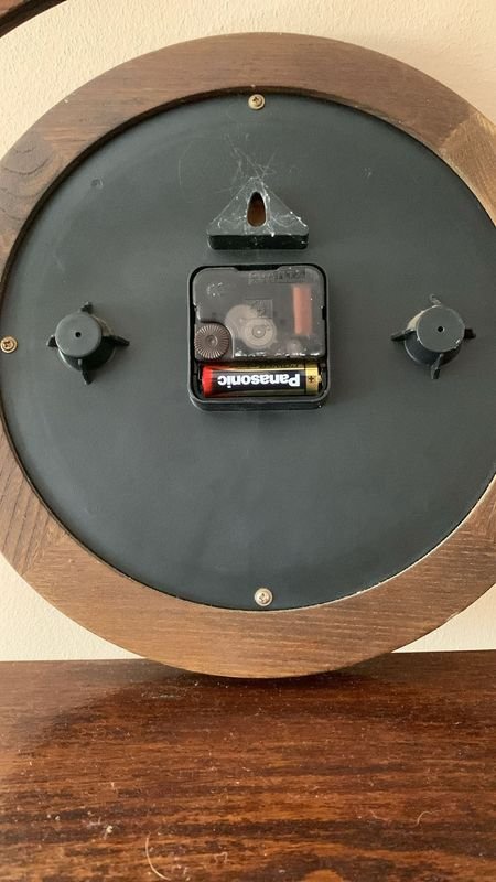Reloj de pared circular de madera con movimiento de cuarzo - imagen 3