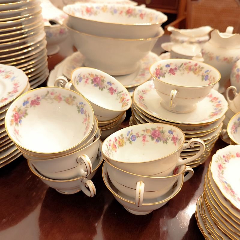 Monumental set hipercompleto de 114 piezas en inmaculado estado, de lo mejor de la porcelana alemana Hutschenreuther para 12 personas, pero viene con 24 platos de mesa de 24 cms, 12 hondos de 24 cms también, 12 de postre o entrada de 19 cms, sopera, tarrina, 2 ensaladeras, 7 fuentes (3 ovaladas, 2 redondas y 2 cuadradas, de diferentes tamaños), salsera, dulcera o mantequera, 2 copetineros, lechera, azucarero, tetera, 12 tazas y platillos de café y 12 tacitas de café con sus respectivos platitos. Lo único que parecería faltar es la cafetera. A simple vista todo está inmaculado, salvo 2 de los 24 platos grandes, donde uno está restaurado y el otro presenta una mínima fisura superficial, una mínima fisura en uno de los copetineros, y un mínimo chip en el borde del azucarero. El precio es por todo el lote. NO SE ENVÍA NI SE EMBALA. - imagen 7
