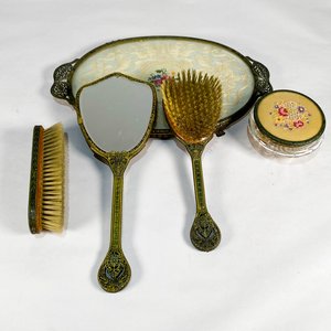 Set de Tocador Vintage: Bandeja, Espejo, Cepillos y Polvera con Bordados Florales - imagen 2