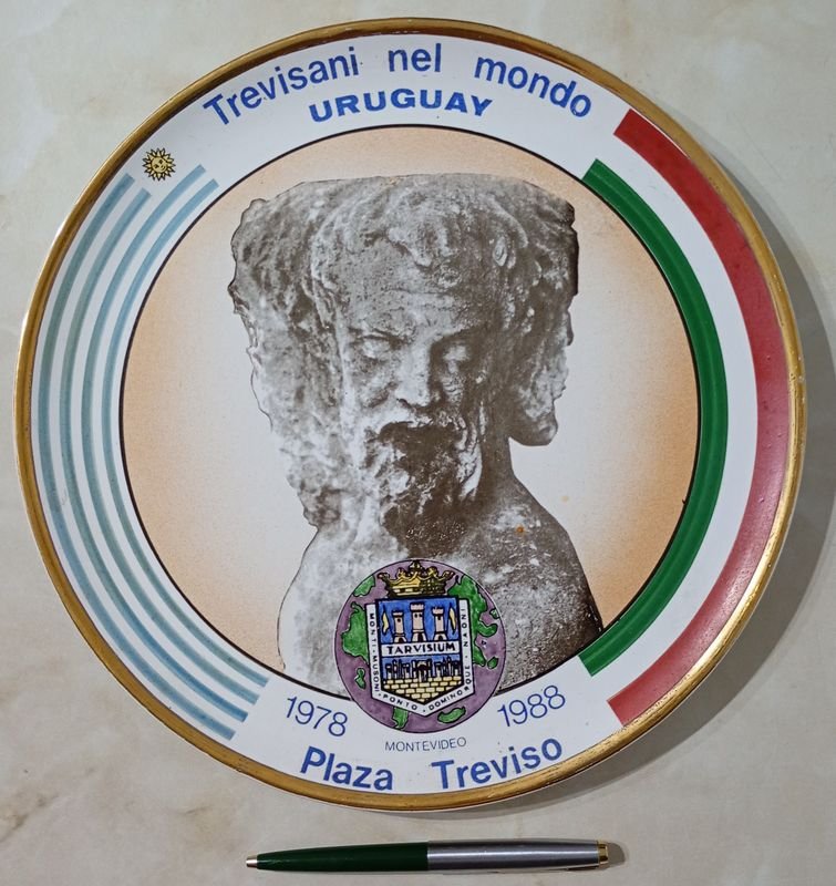 Lote anterior: Plato de pared con motivo Italo-Uruguayo - Venta en subasta