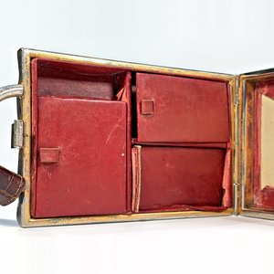 Petaca Rectangular Forrada en Cuero de Lagarto con Tapa Abatible - imagen 6