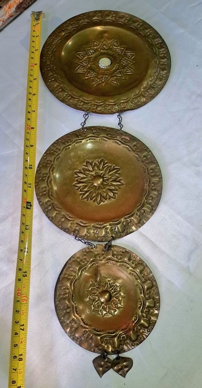 Bandeja de madera y platos de bronce decorativos - imagen 2