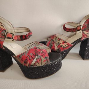 Lote anterior: Sandalias Rojas con Plataforma Brillante Talle 38 - Industria Uruguaya