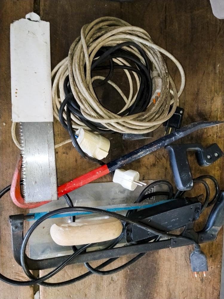 Lote de Herramientas Varias y Extensiones Eléctricas