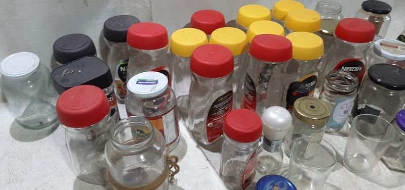 Colección de frascos de vidrio con tapas y etiquetas - imagen 3