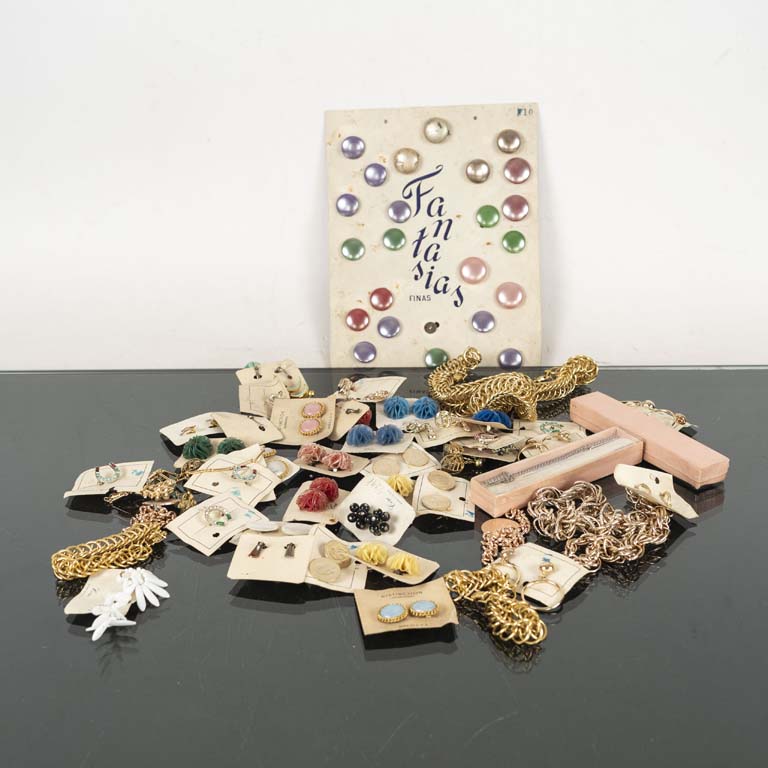 Lote siguiente: Colección de bijouterie vintage y ecléctica