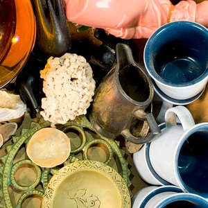 Lote de Vajilla y Objetos Decorativos: Fuentes, Tazas, Platos y Caracolas - imagen 4