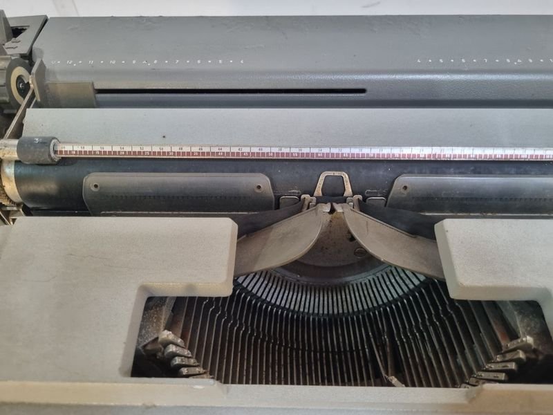 Maquina De Escribir Olivetti - imagen 3