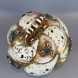 Bombonera Capodimonte de Cerámica Dorada y Blanca con Detalles Verdes - 22 cm - imagen 2