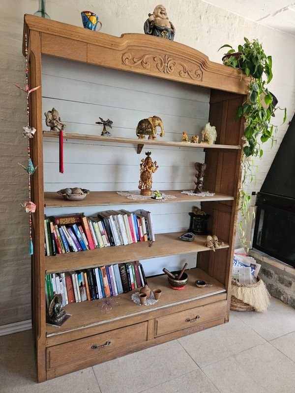 Biblioteca de Madera: Un mueble antiguo y decorativo