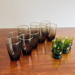 Lote de 9 Vasos Ahumados y 5 Copitas de Licor Verdes - imagen 2