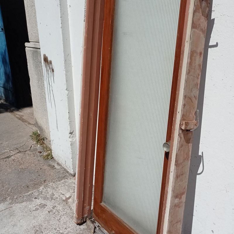 Puerta antigua de madera con ventanas y marcos - imagen 3