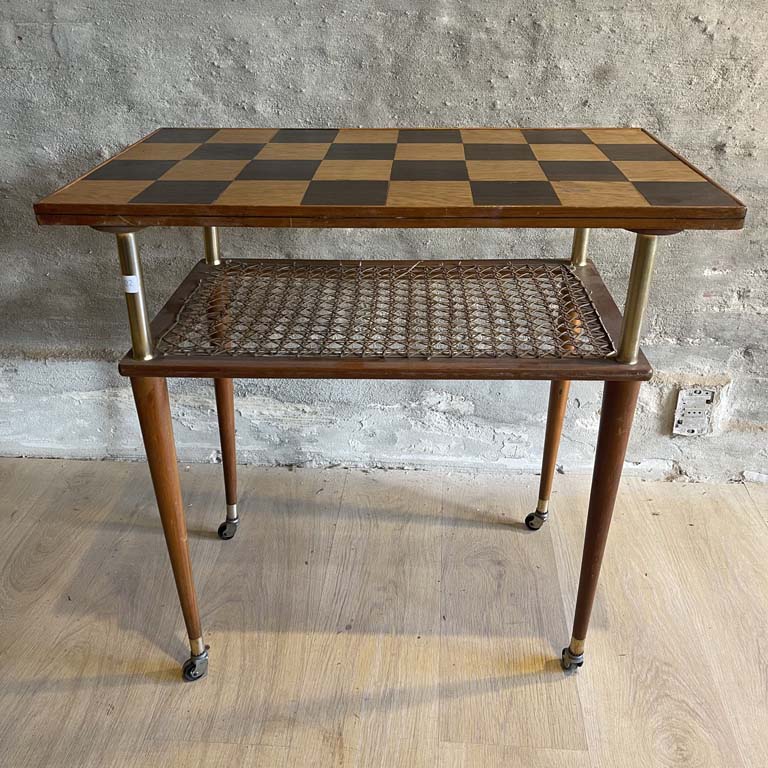 Lote siguiente: Mesa de diseño años 60 con estante y ruedas - Medidas: 69x42x70cm