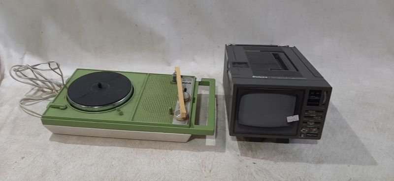 Caja de antigüedades con ventilador, TV y radio - imagen 2