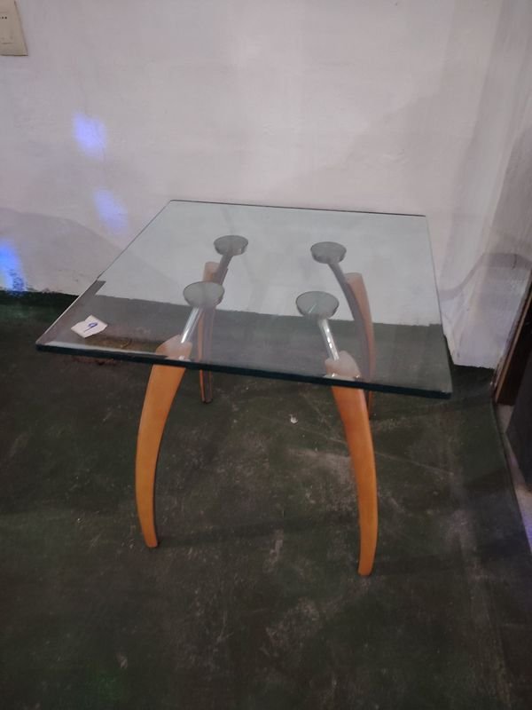 Mesa Ratona Vidrio y Madera con Patas Curvas Metálicas