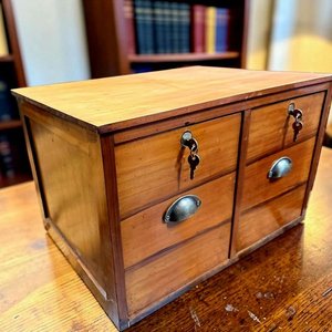Lote anterior: Antiguo Archivador de Mesa en Pino Restaurado con Dos Cajones y Cerraduras