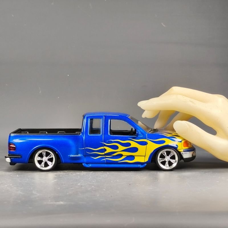 Camioneta Ford F100 escala 1/24 en metal azul con llamas - imagen 2